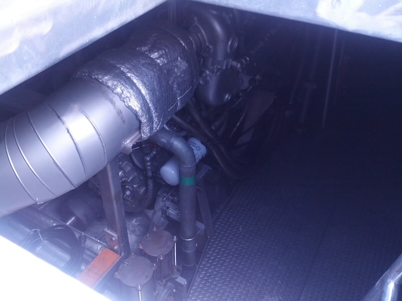 たしか、６００馬力とか。これが二機積んでいます。
ここから琵琶湖大橋までで２００ｌほど消費するそうです。
航続距離は、琵琶湖１往復半ほど。